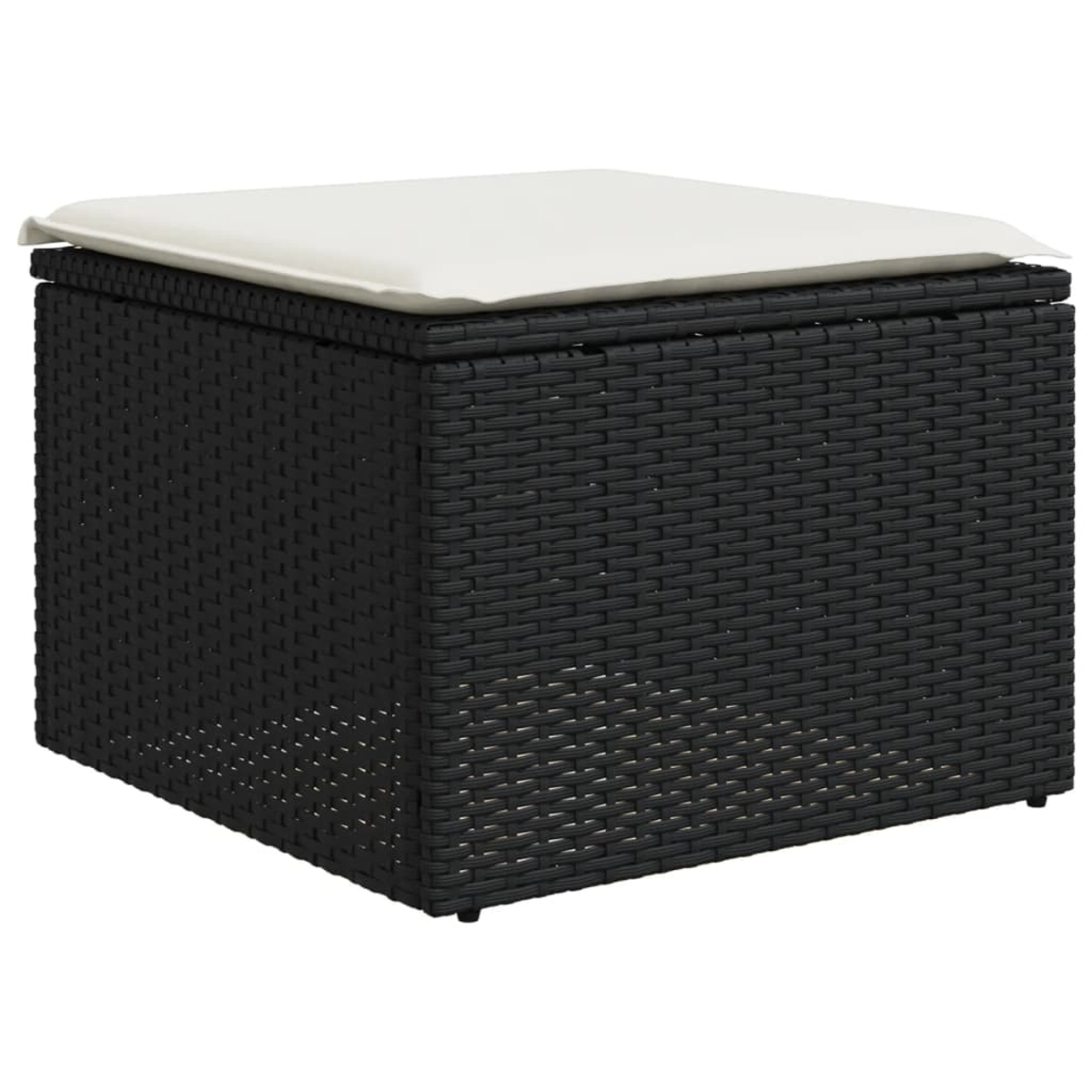 Ein schwarzer Rattan-Hocker mit weißem Kissen oben, aus niedriger Perspektive betrachtet.