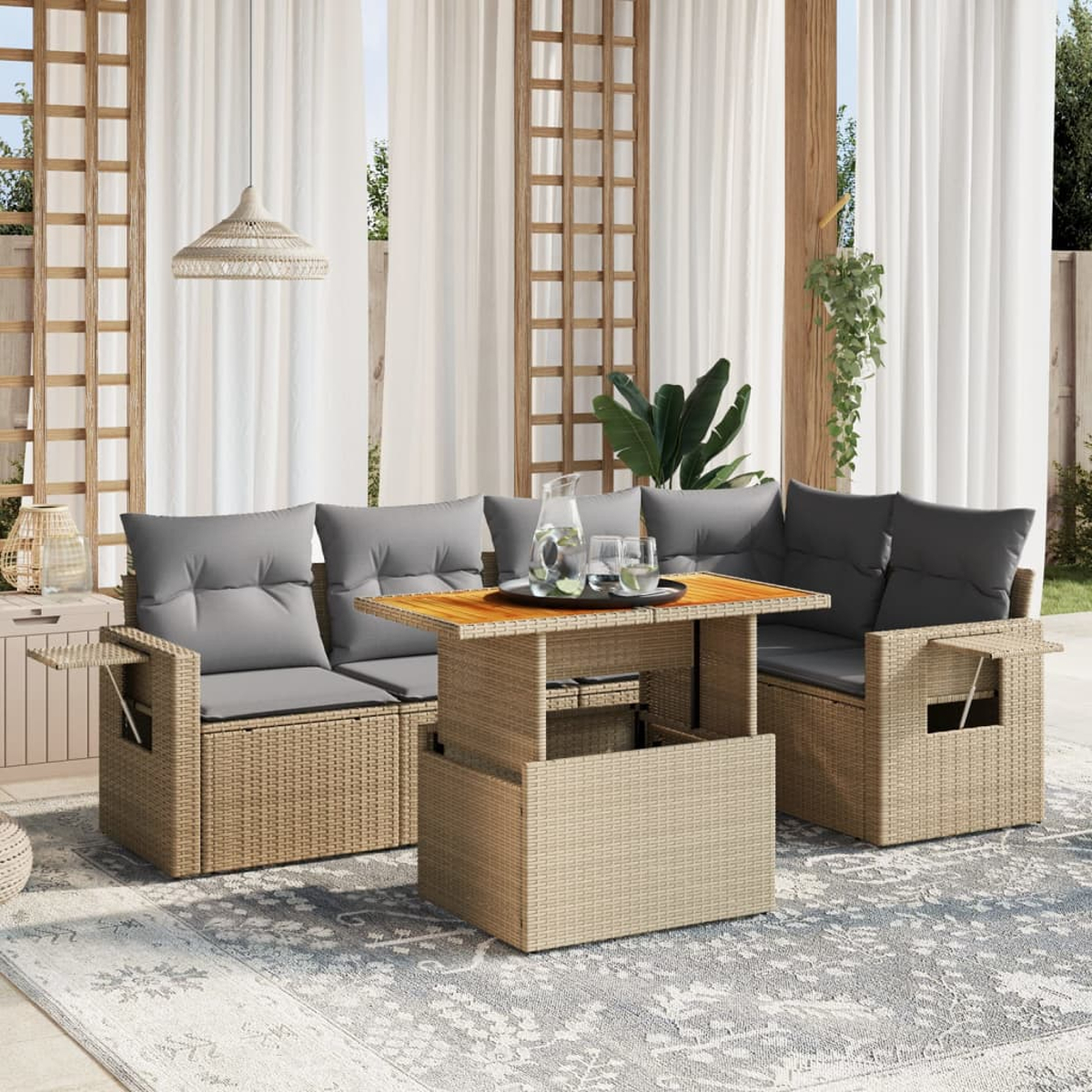 Set di mobili da esterno in vimini con cuscini grigi e tavolo in legno. Tende e piante sullo sfondo.