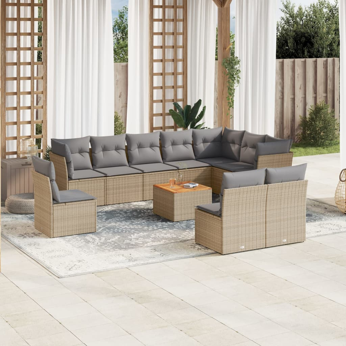 Outdoor-Ecksofa aus Korbgeflecht mit grauen Kissen und einem Couchtisch auf einer Terrasse mit Pflanzen.