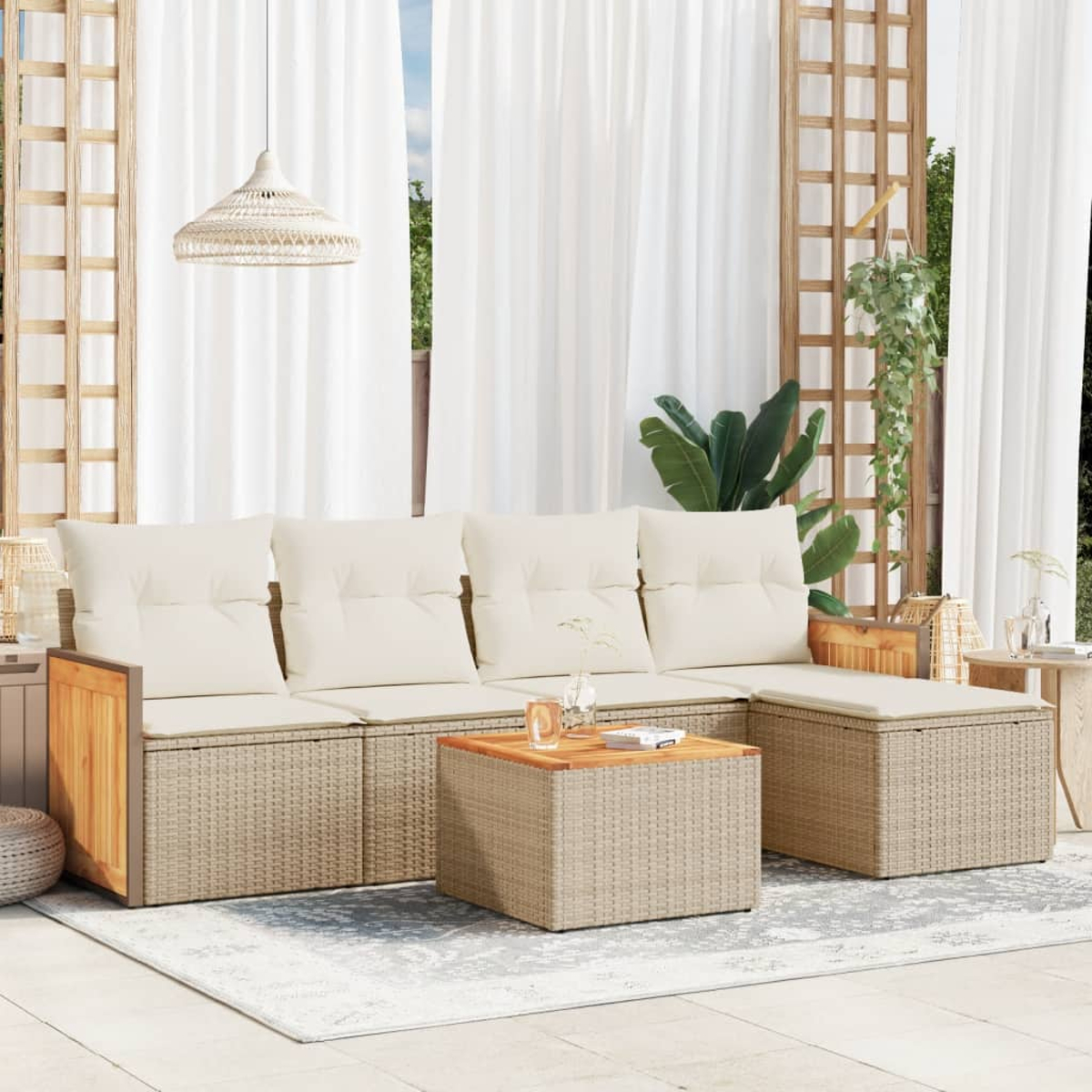 Geflochtenes Outdoor-Ecksofa mit cremefarbenen Kissen und Couchtisch auf Terrasse.