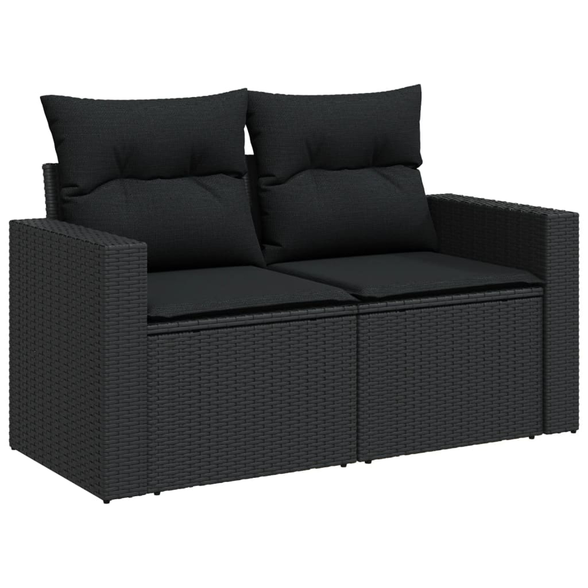 Schwarzes Rattan-Sofa mit schwarzen Kissen draußen.