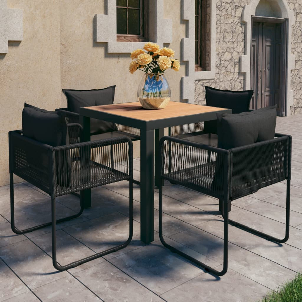 Outdoor-Setting mit einem quadratischen Tisch und vier Stühlen. Schwarze Stühle mit schwarzen Kissen.