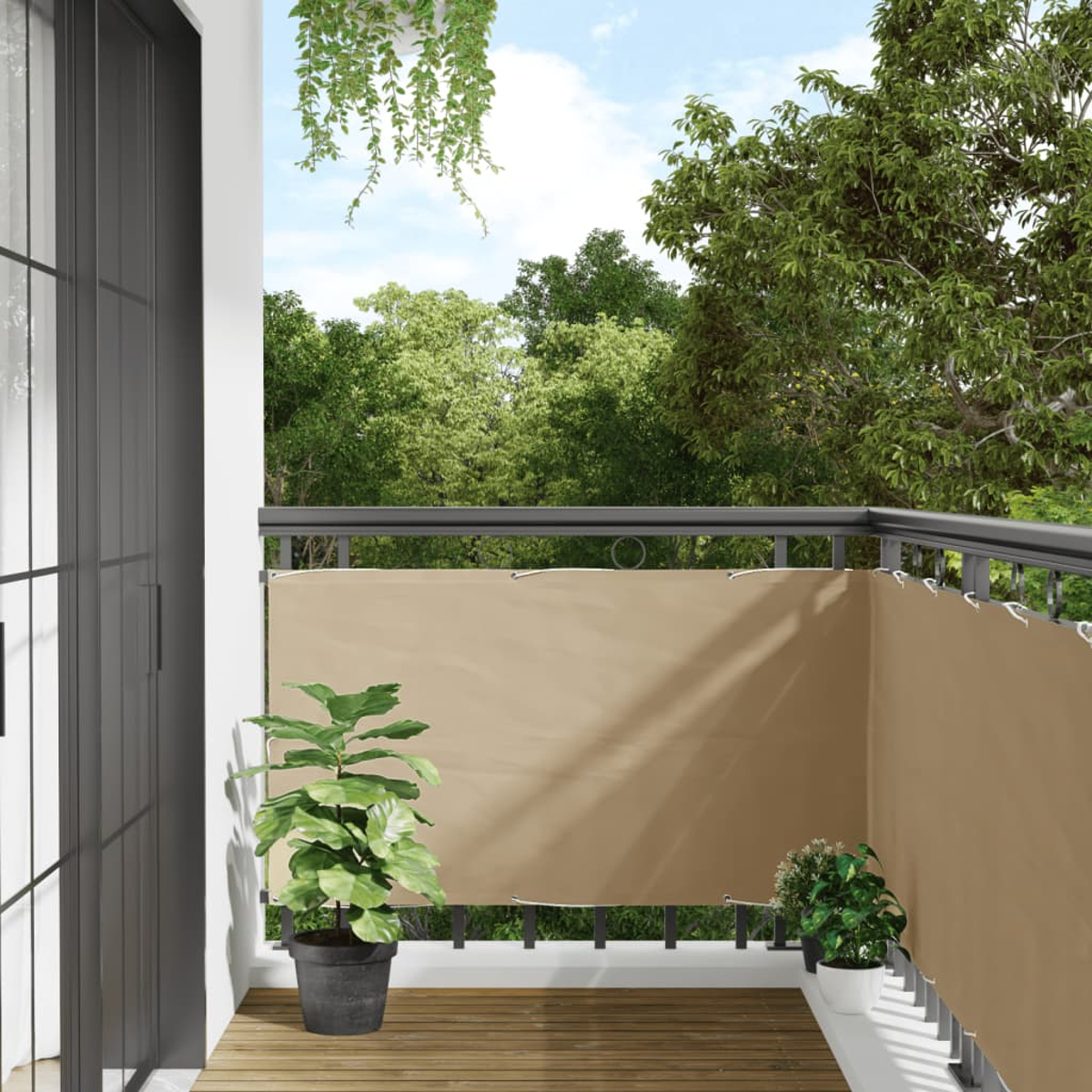 Balkon mit beigem Sichtschutz, Topfpflanzen und Blick auf Bäume.