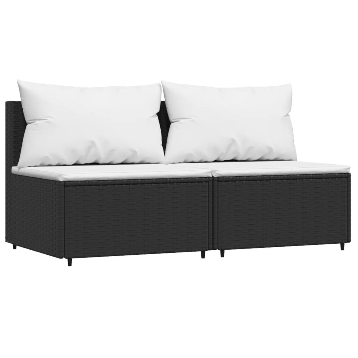 Schwarzes Zweisitzer-Sofa aus Korbgeflecht mit weißen Kissen. Die Kissen liegen auf den Sitzen.