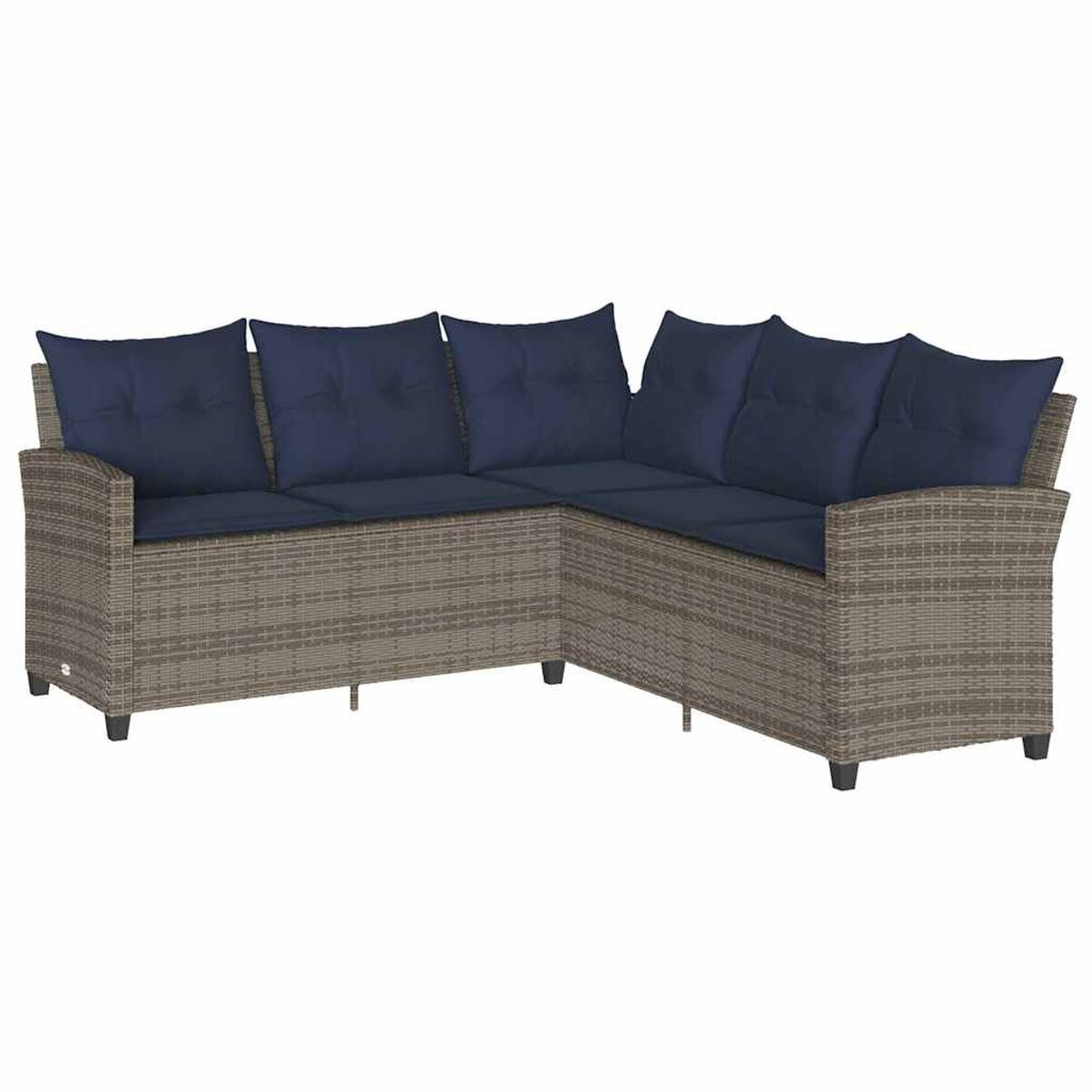 Divano angolare da esterno in rattan grigio con cuscini blu scuro. Il divano è su sfondo neutro.