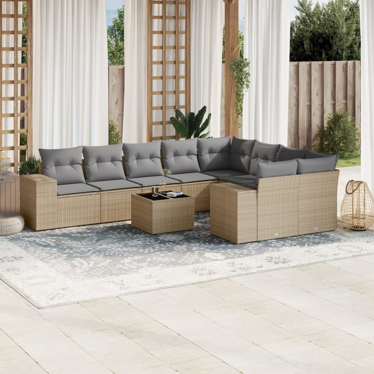 Gartenmöbel-Set mit Ecksofa und Couchtisch auf einer Terrasse. Das Set ist hellbraun mit grauen Kissen.