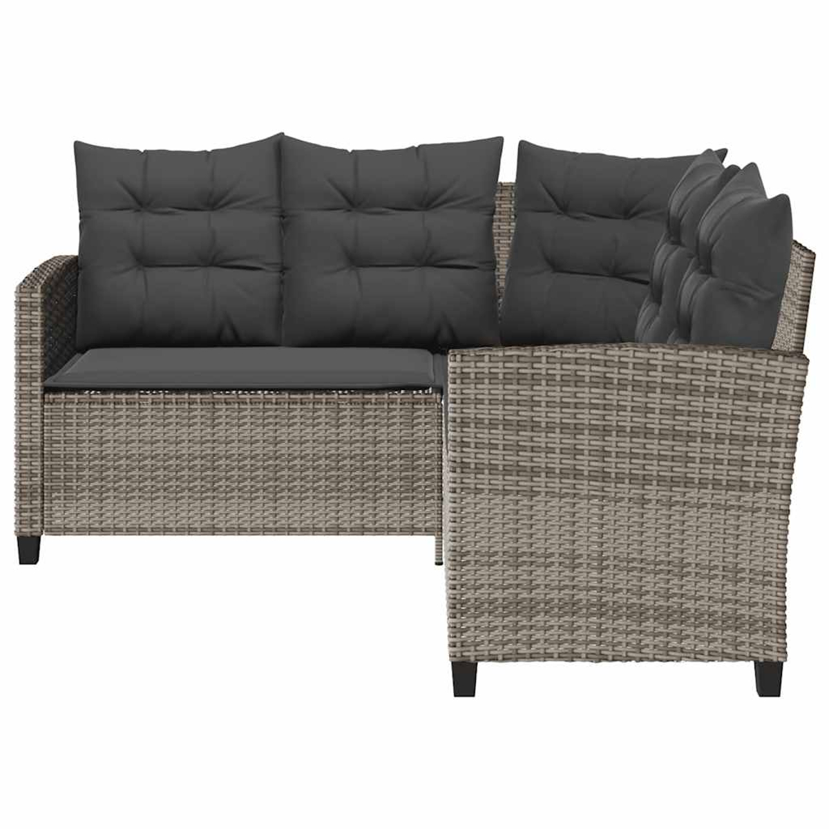 Hellgraues Rattan-Ecksofa mit dunkelgrauen Kissen vor weißem Hintergrund.