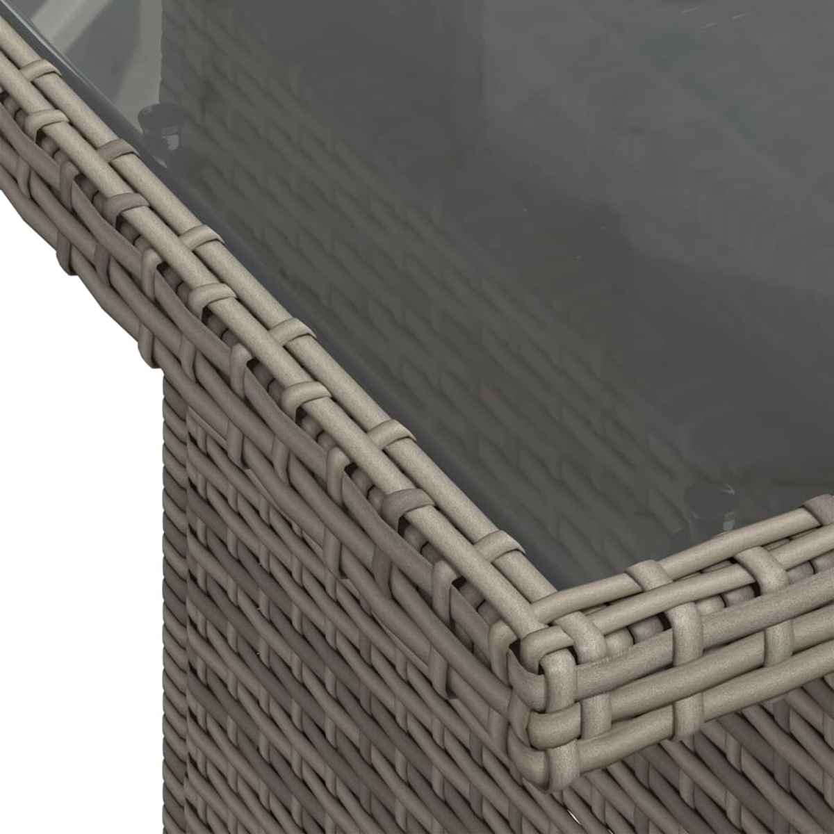 Nahaufnahme eines grauen Korbmöbels mit Glasplatte. Weißer Hintergrund.