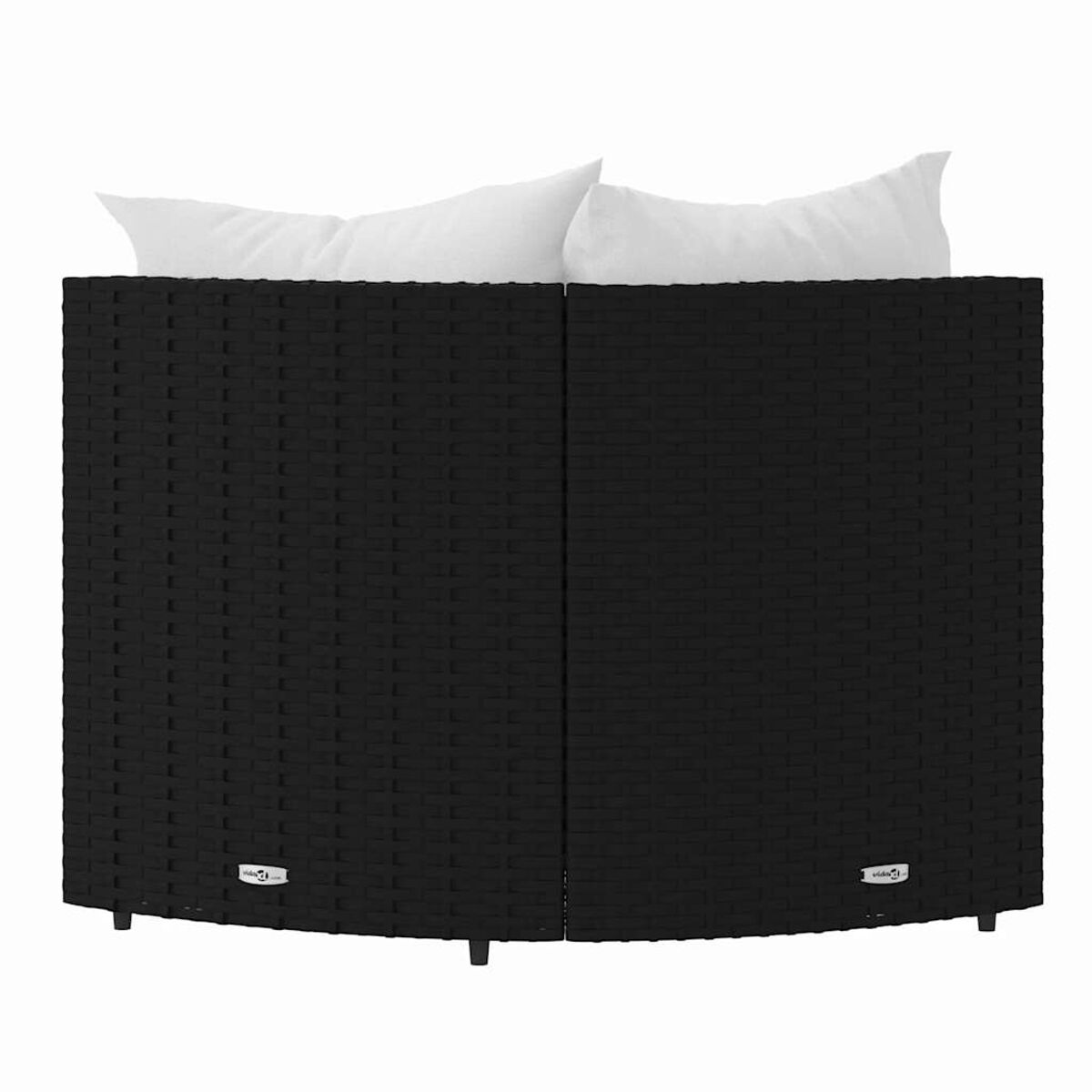 Schwarzes Ecksofa aus Korbgeflecht mit weißen Kissen.
