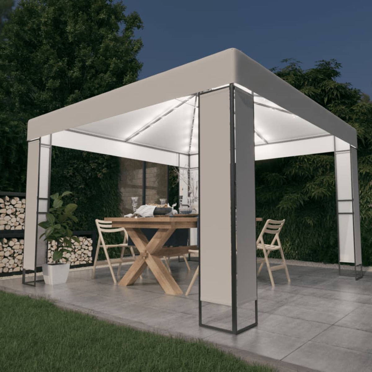 Pavillon mit Tisch und Stühlen. Nachtszene. Lichter an.