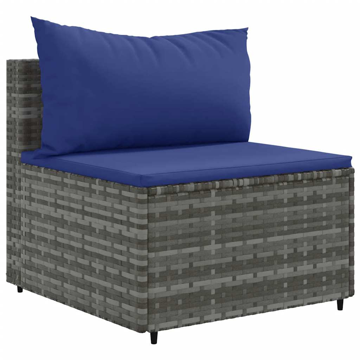 Una sedia in rattan grigio con cuscino e cuscino blu. La sedia è su sfondo bianco.