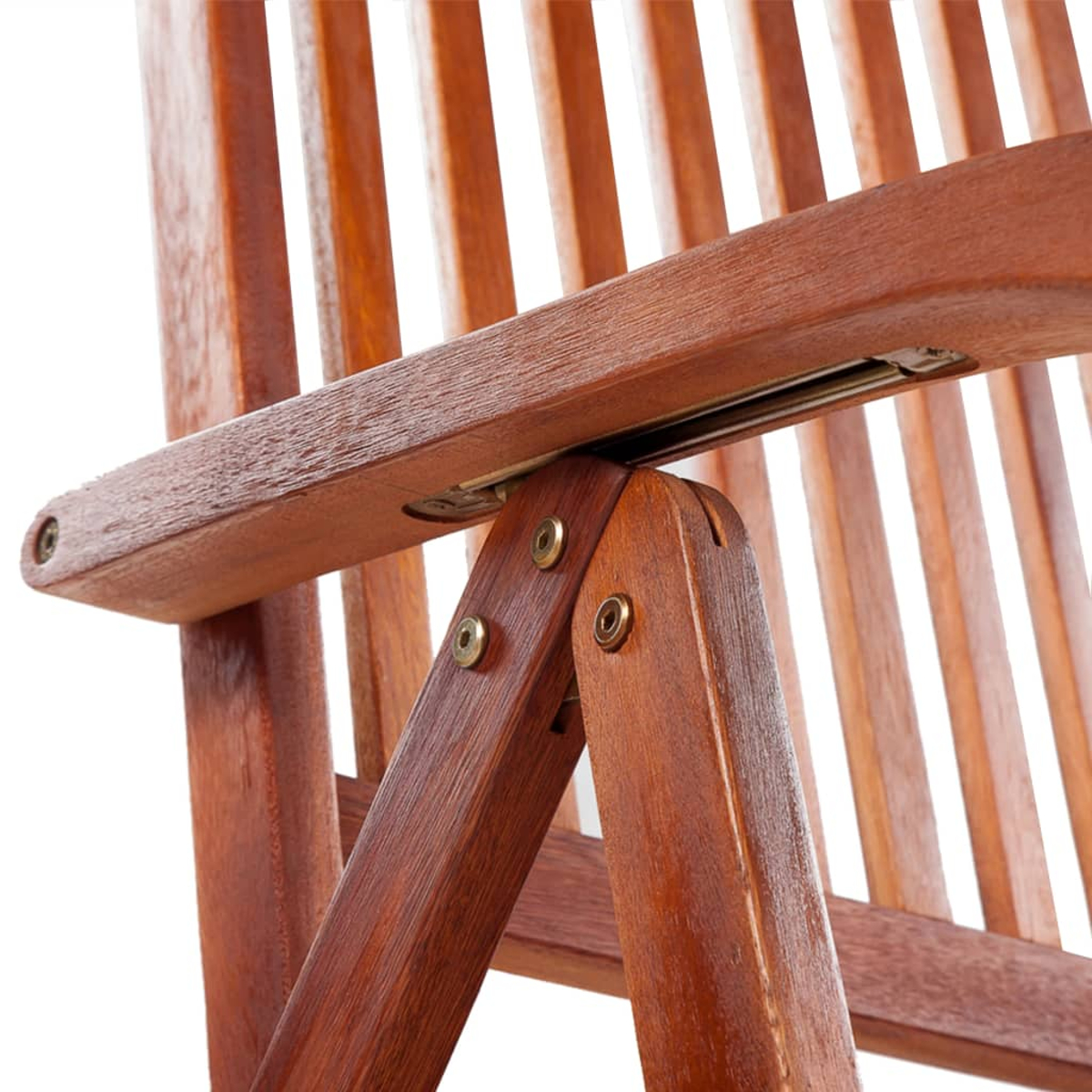 Nahaufnahme einer Holzstuhlarmlehne mit Metallscharnier und Schrauben.