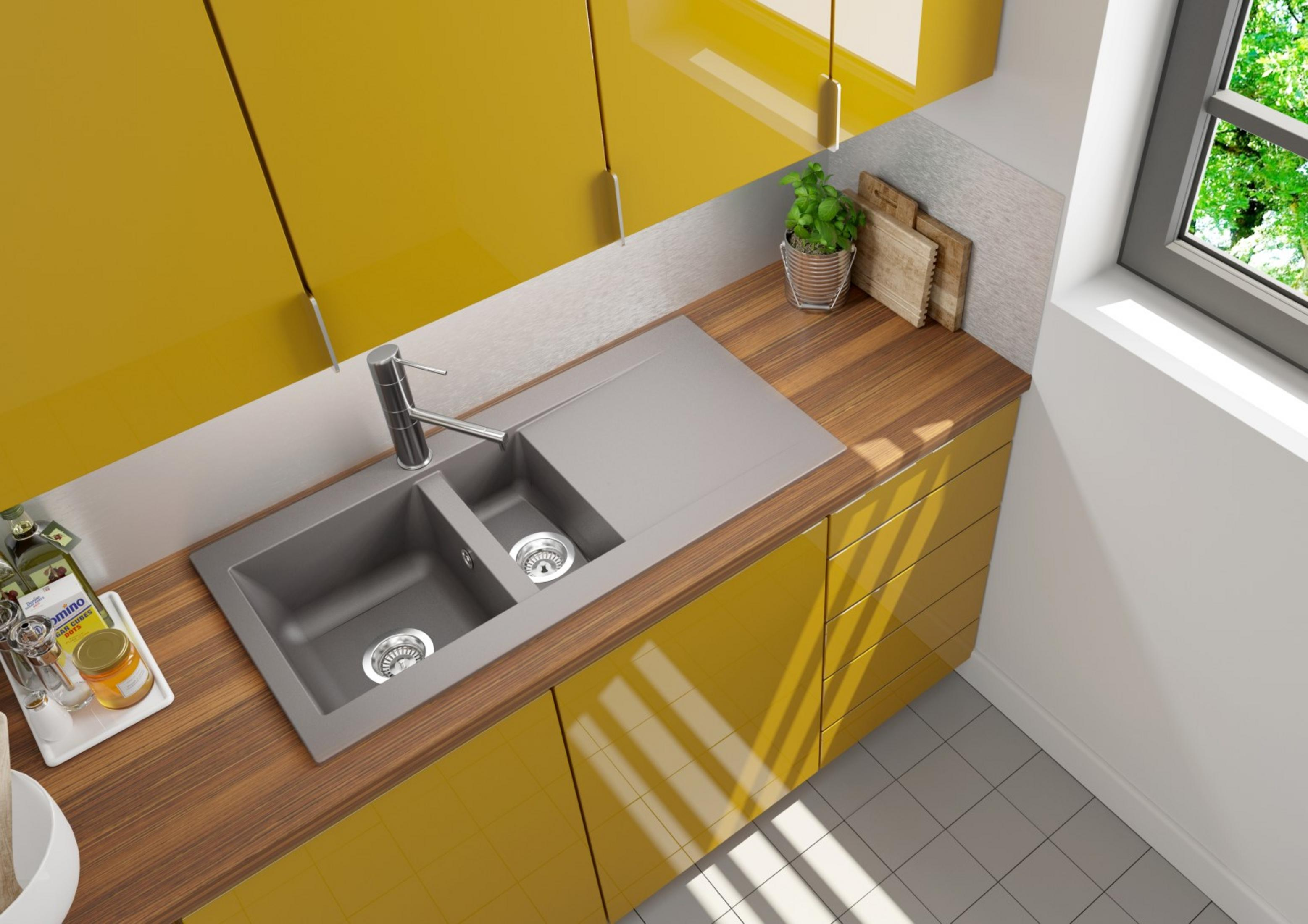 Küchenspüle mit zwei grauen Becken, Chromarmatur und gelben Schränken.