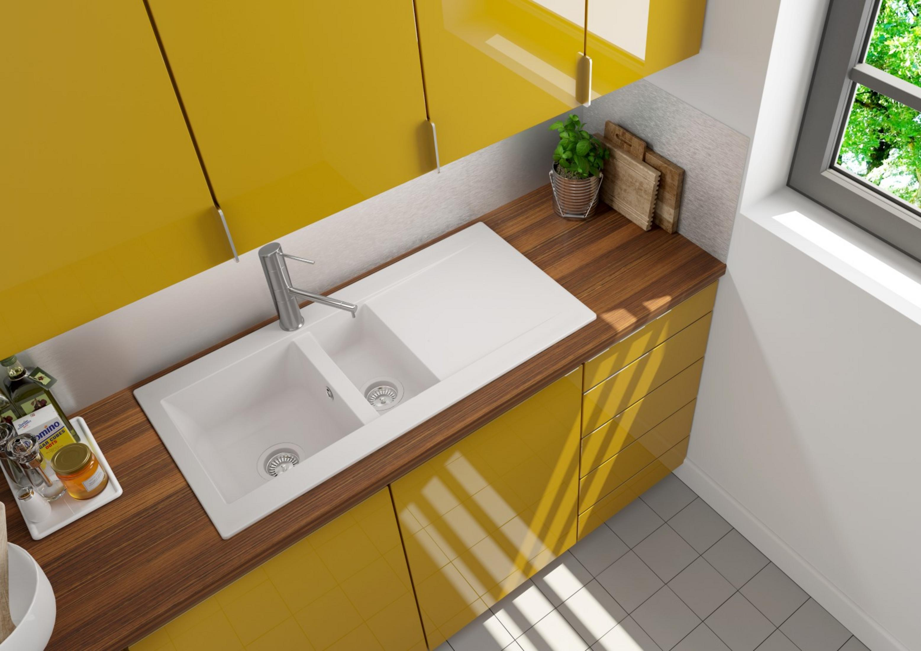 Küchenspüle mit zwei weißen Becken, Chromarmatur und gelben Schränken.