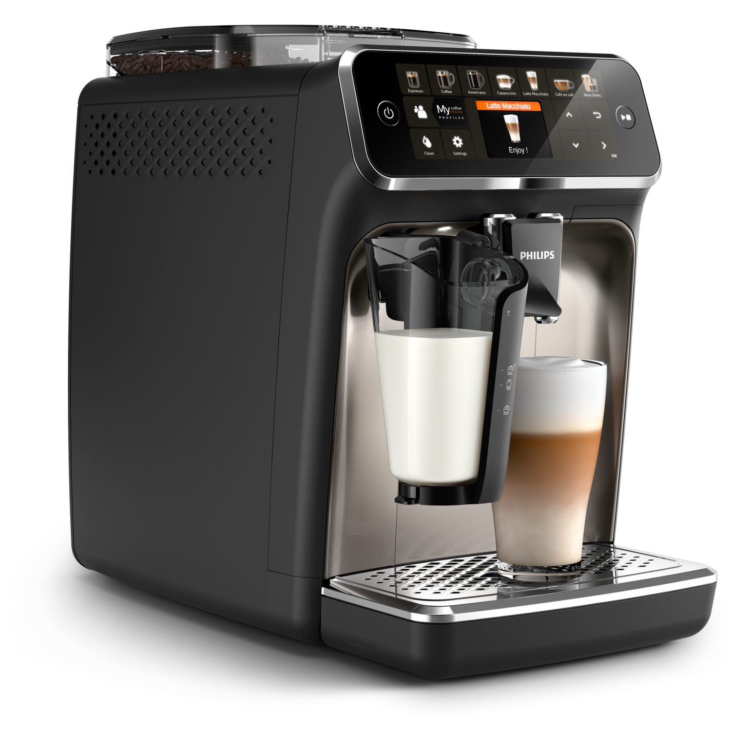 Macchina da caffè nera che fa latte macchiato. Bicchiere di latte a sinistra.