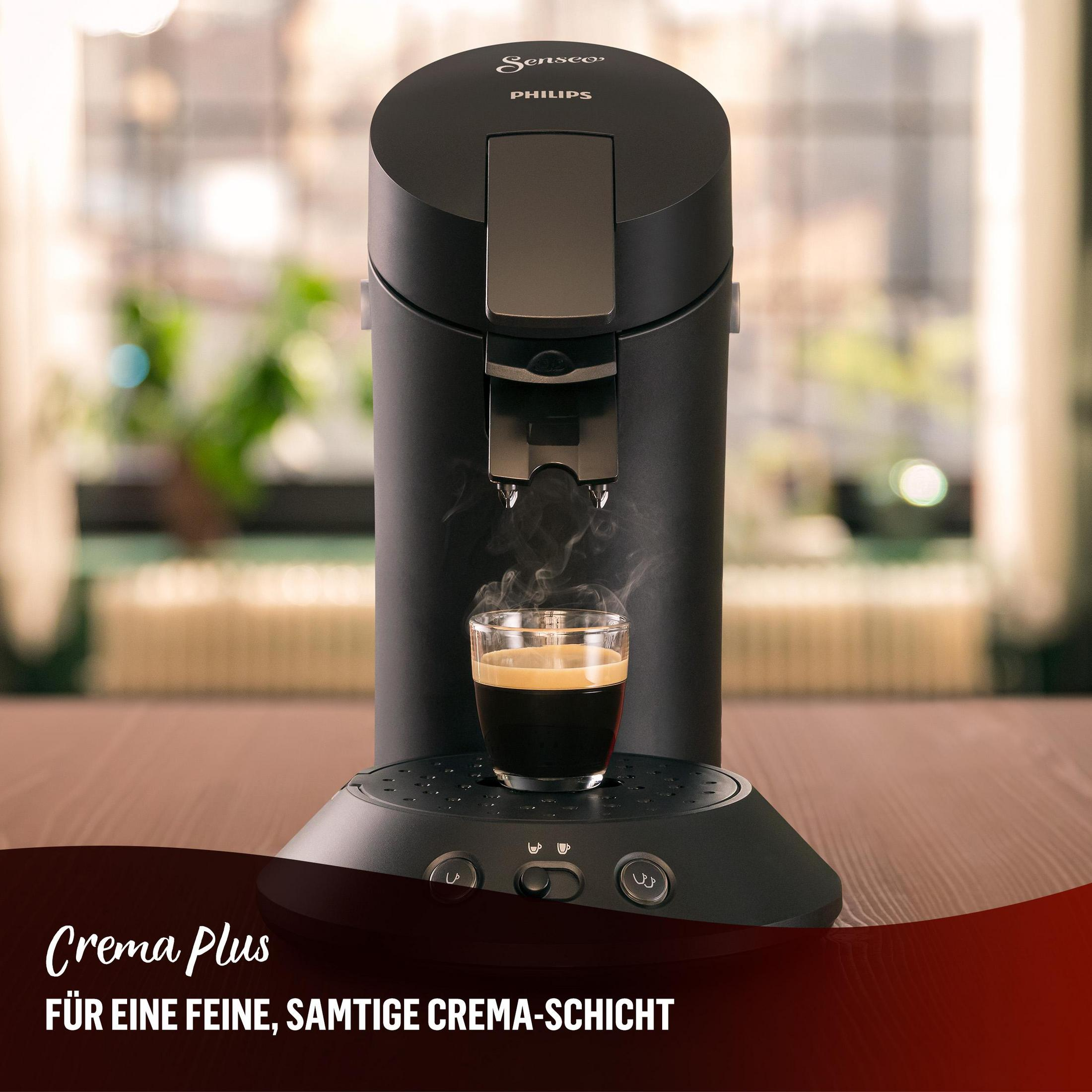 Schwarze Kaffeemaschine mit einem Glas Kaffee und Text darunter.