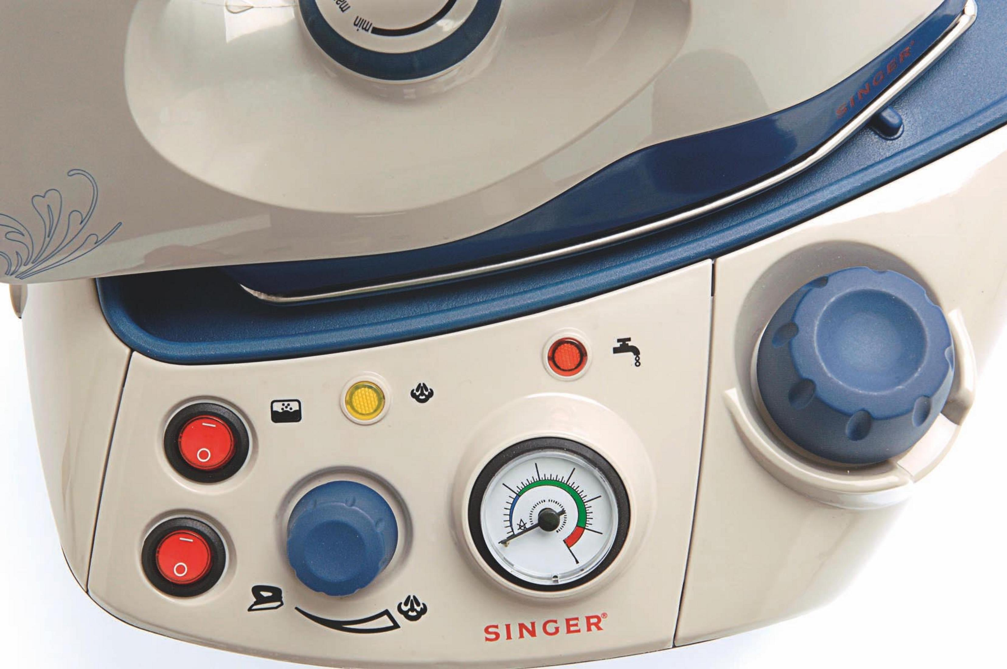Zbliżenie panelu sterowania żelazka SINGER, z przyciskami i wskaźnikiem.
