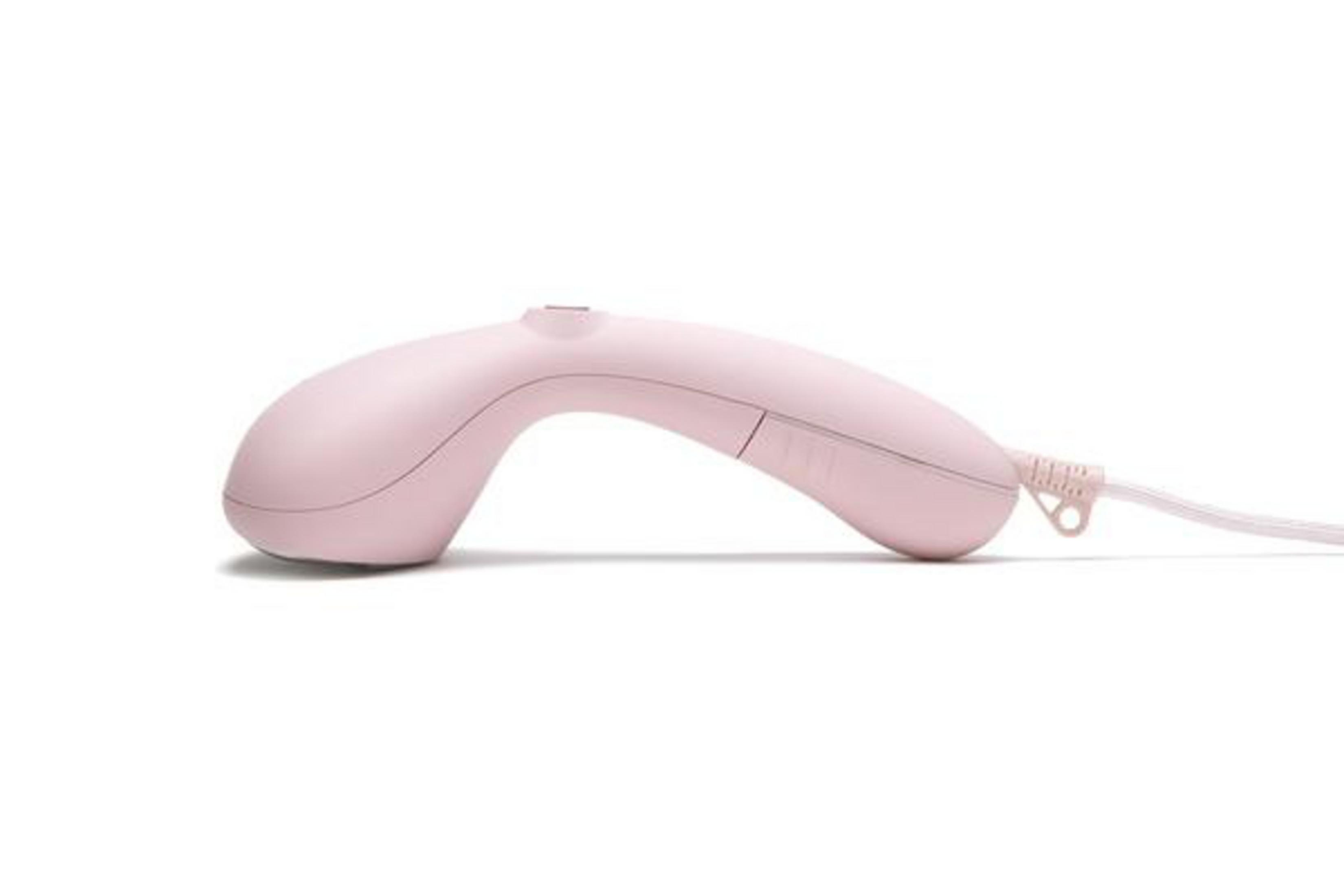 Ein rosa Handdampfer für Kleidung auf weißem Hintergrund, mit einem weißen Kabel.