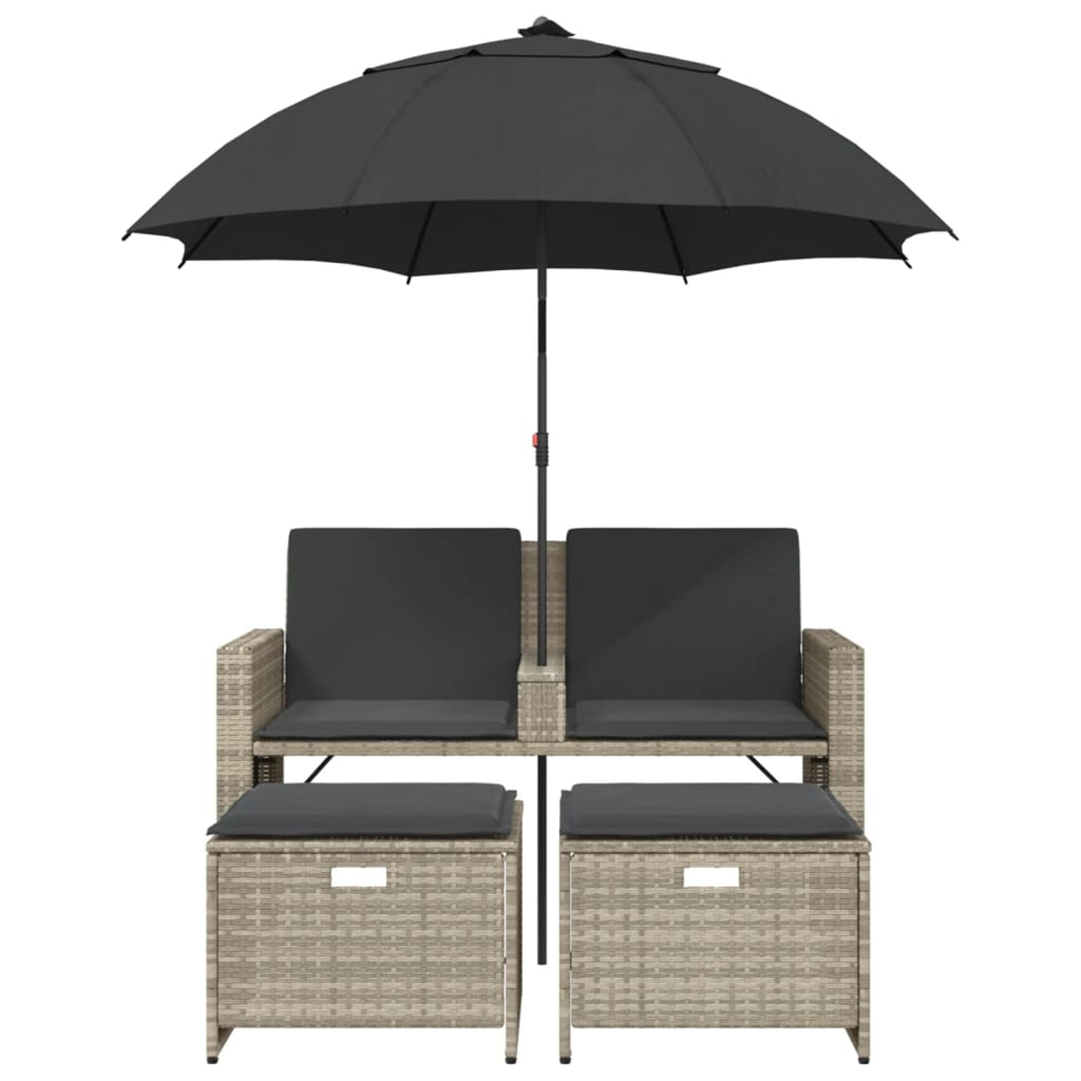Un set da esterno in rattan con ombrellone nero, posti a sedere e pouf.