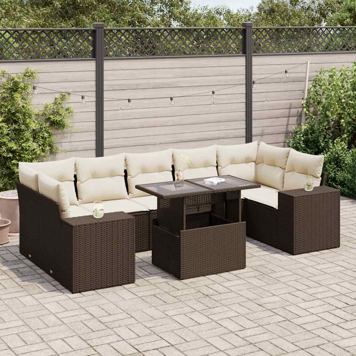 Braunes Rattan-Ecksofa mit Tisch mit Glasplatte.