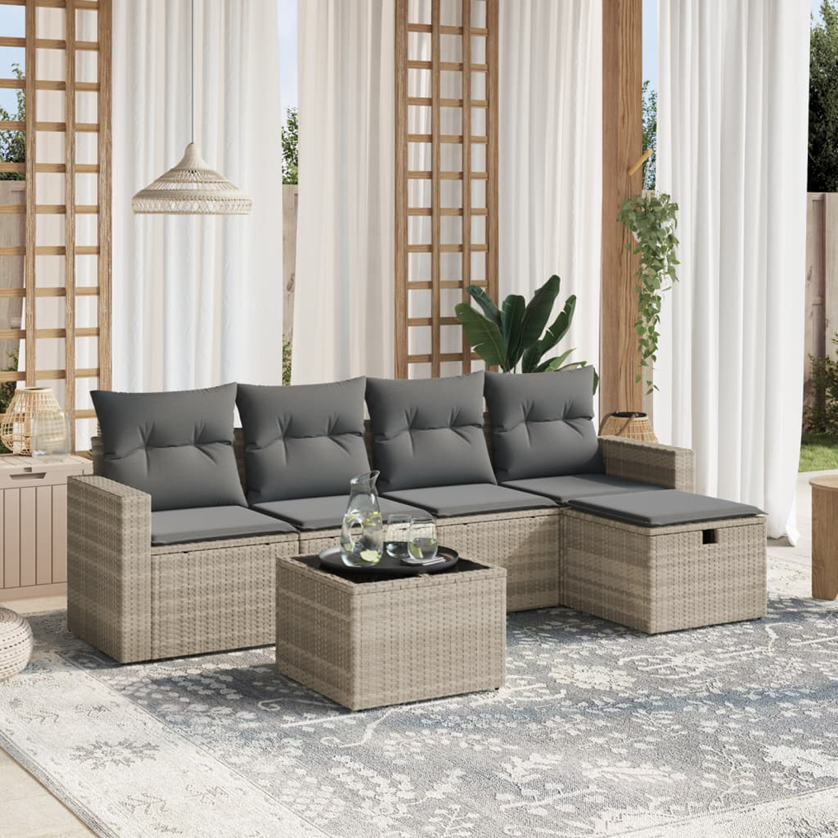 Outdoor-Rattansofa-Set mit grauen Kissen und Couchtisch.