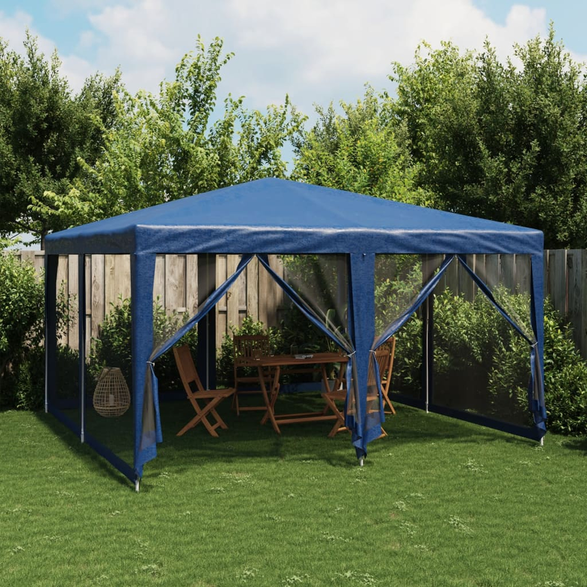 Gazebo blu in un giardino, con sedie attorno a un tavolo all'interno. Alberi sullo sfondo.