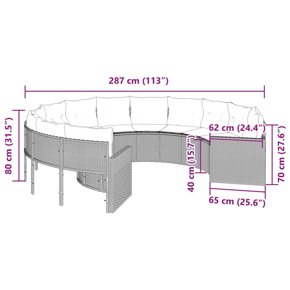 Geschwungenes Korbmöbelsofa mit Maßen. Beige Kissen. Das Sofa steht auf einer Terrasse.