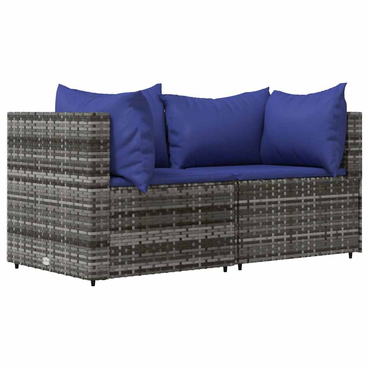 Graues Korbgeflecht-Sofa mit blauen Kissen. Zweisitziges Sofa mit grauem Korbgeflecht und blauen Kissen.