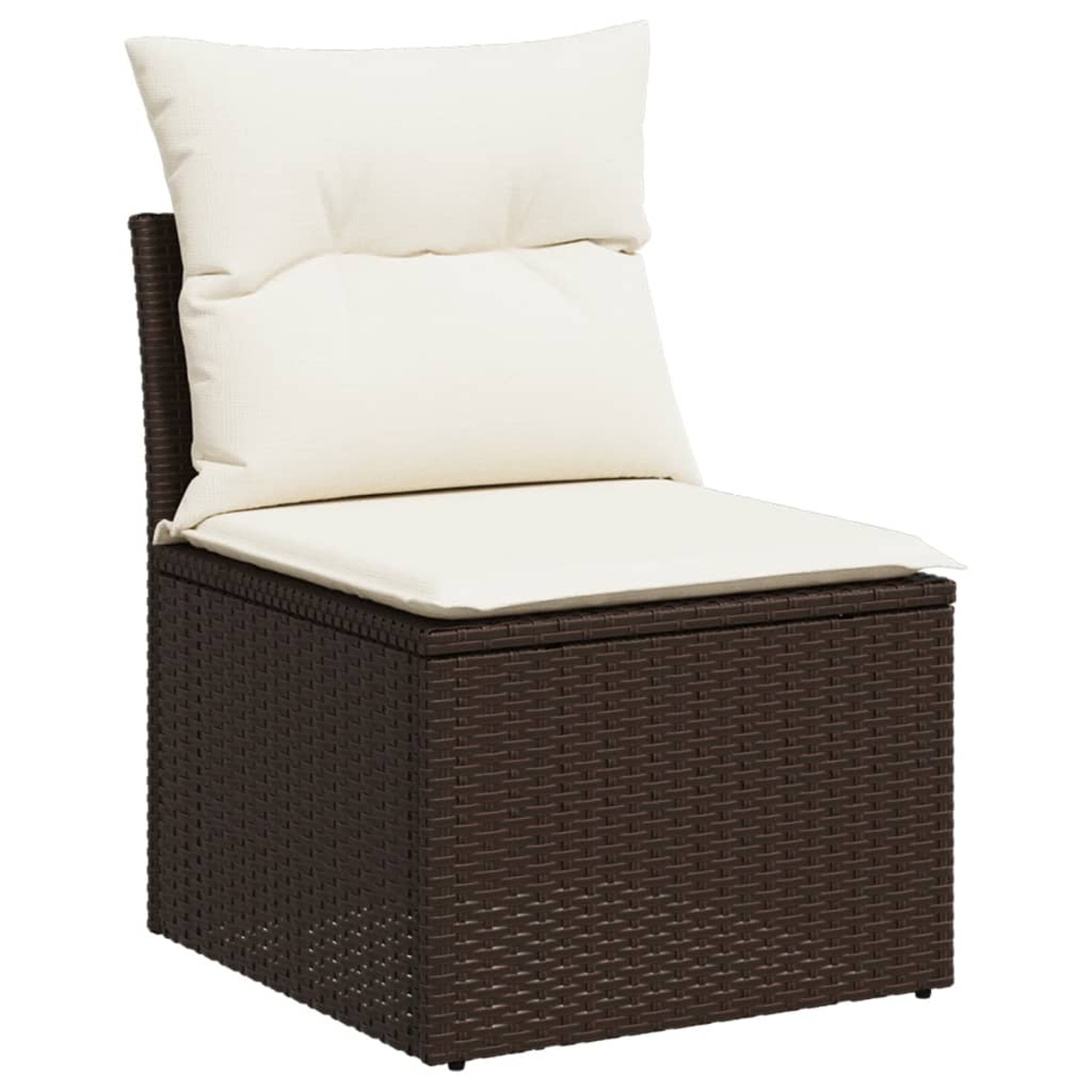 Sedia in rattan marrone con cuscino bianco.