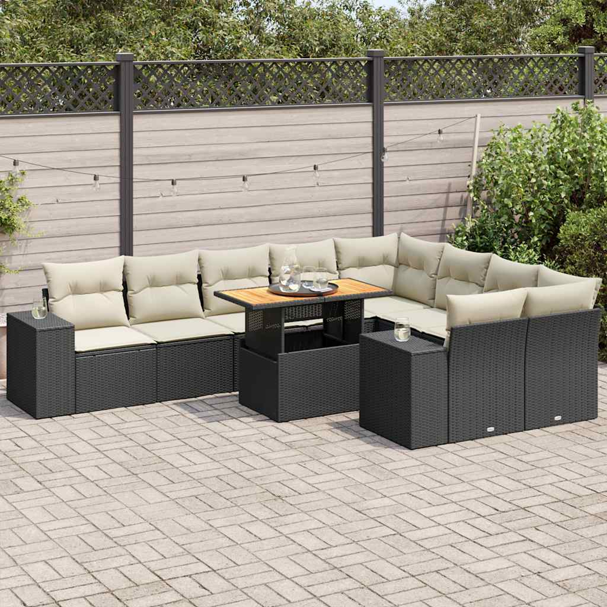 Eine Terrassengarnitur im Freien mit einem Ecksofa, einem Tisch und einer Backsteinterrasse.