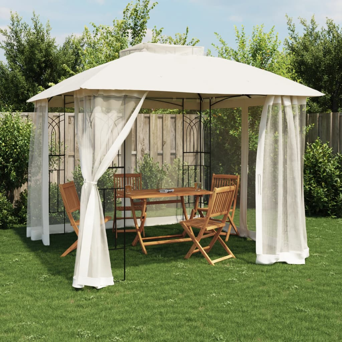 Pavillon mit weißen Vorhängen und einem Tisch mit Stühlen auf dem Rasen. Bäume im Hintergrund.