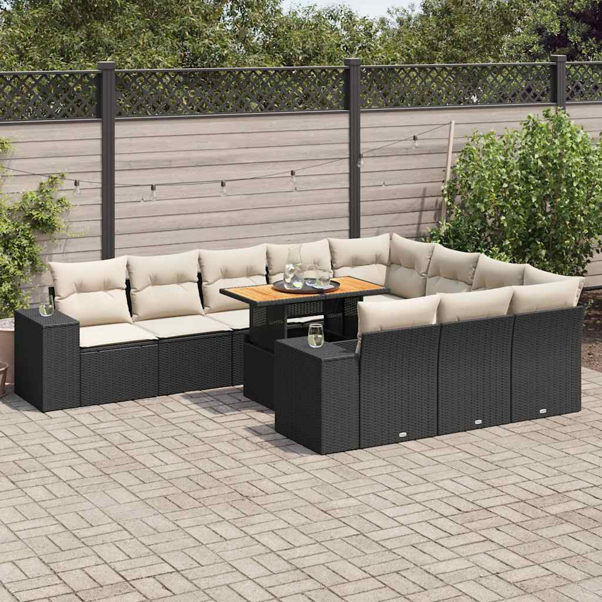 Ein Outdoor-Sofaset mit einem Couchtisch. Auf einer Backstein-Terrasse mit Holzzaun im Hintergrund.