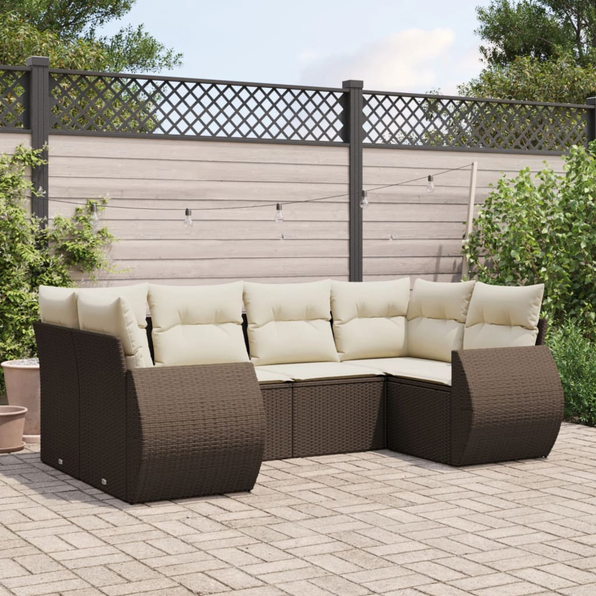Set divano in rattan con cuscini beige. Il set include un divano angolare e due sedie.