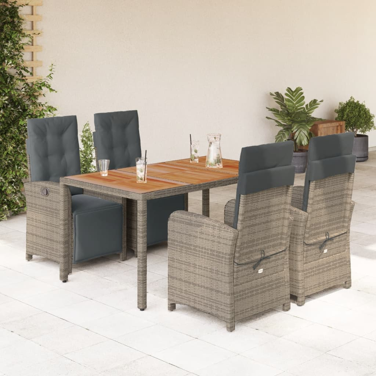 Essgruppe für den Außenbereich mit Tisch und Stühlen. Dunkelgraue Kissen.