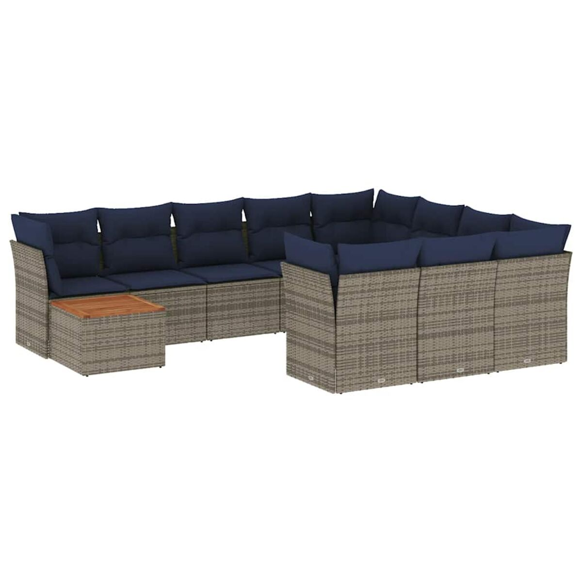 Divano componibile in rattan per esterni con cuscini blu e un tavolo in legno.