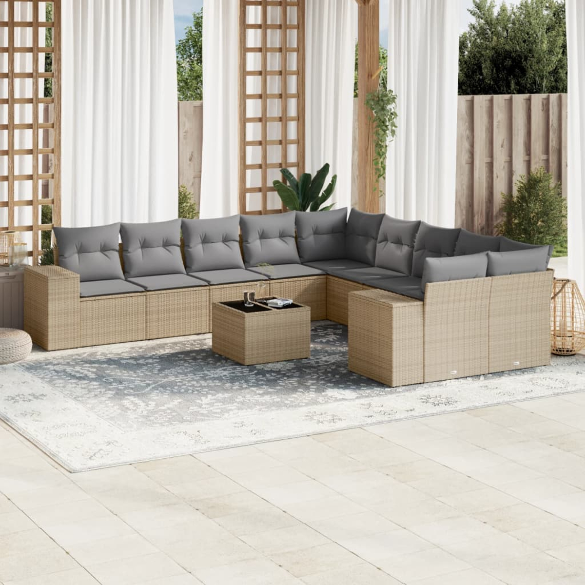 Beiges Ecksofa aus Korbgeflecht mit grauen Kissen und Couchtisch auf einem Teppich.