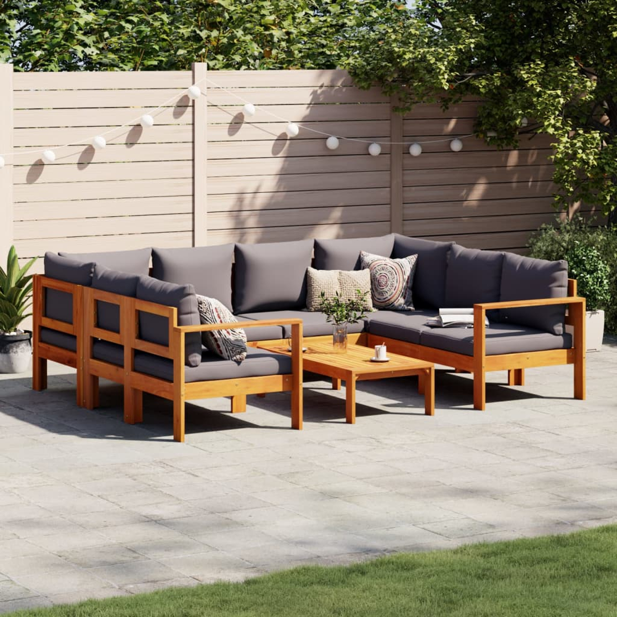 Garten-Terrassenset mit Sofas mit Holzrahmen, einem Couchtisch und dekorativen Kissen.