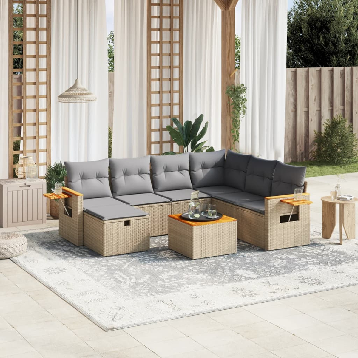 Outdoor-Sitzgruppe aus Korbgeflecht mit grauen Kissen, Holzakzenten und einem Couchtisch.