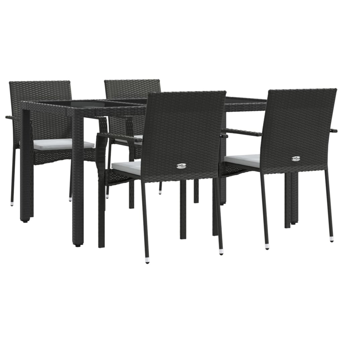 Schwarzer Rattan-Tisch und Stühle mit grauen Kissen. Auf weißem Hintergrund.