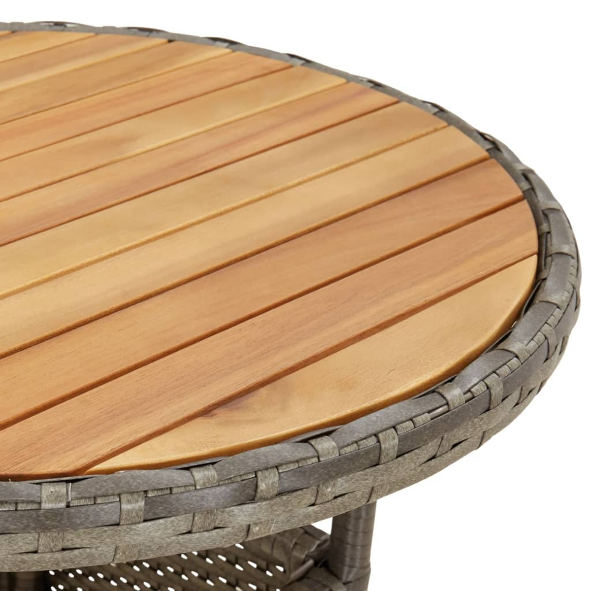 Nahaufnahme eines Holztisches. Die Tischplatte besteht aus Holzbohlen mit gewebtem Rand.