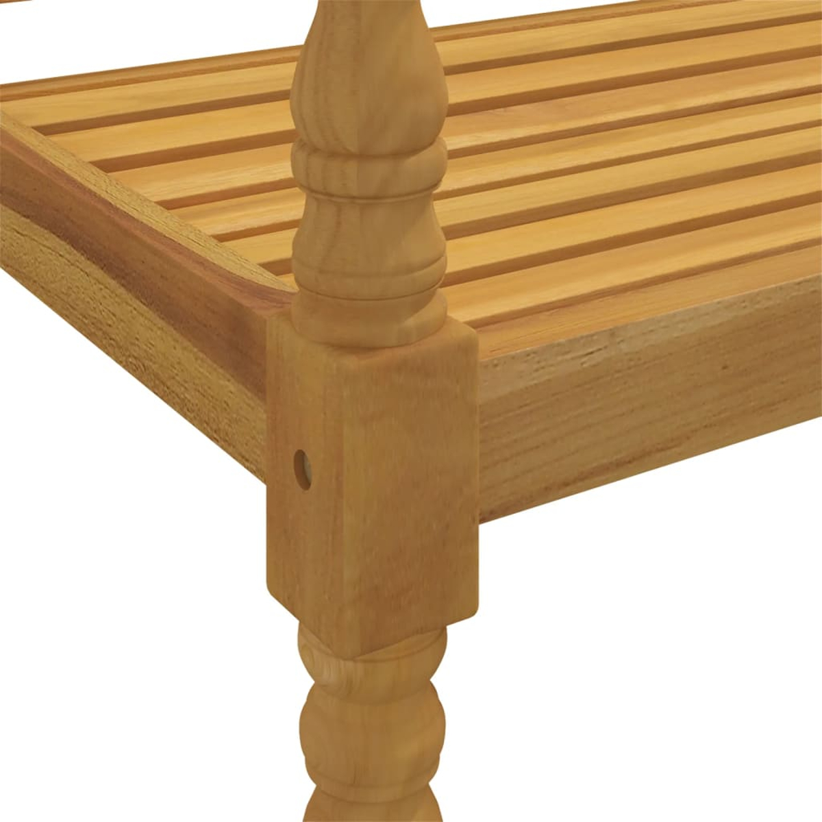 Nahaufnahme eines Holzbeins. Das Bein ist hellbraun mit dekorativem Design.