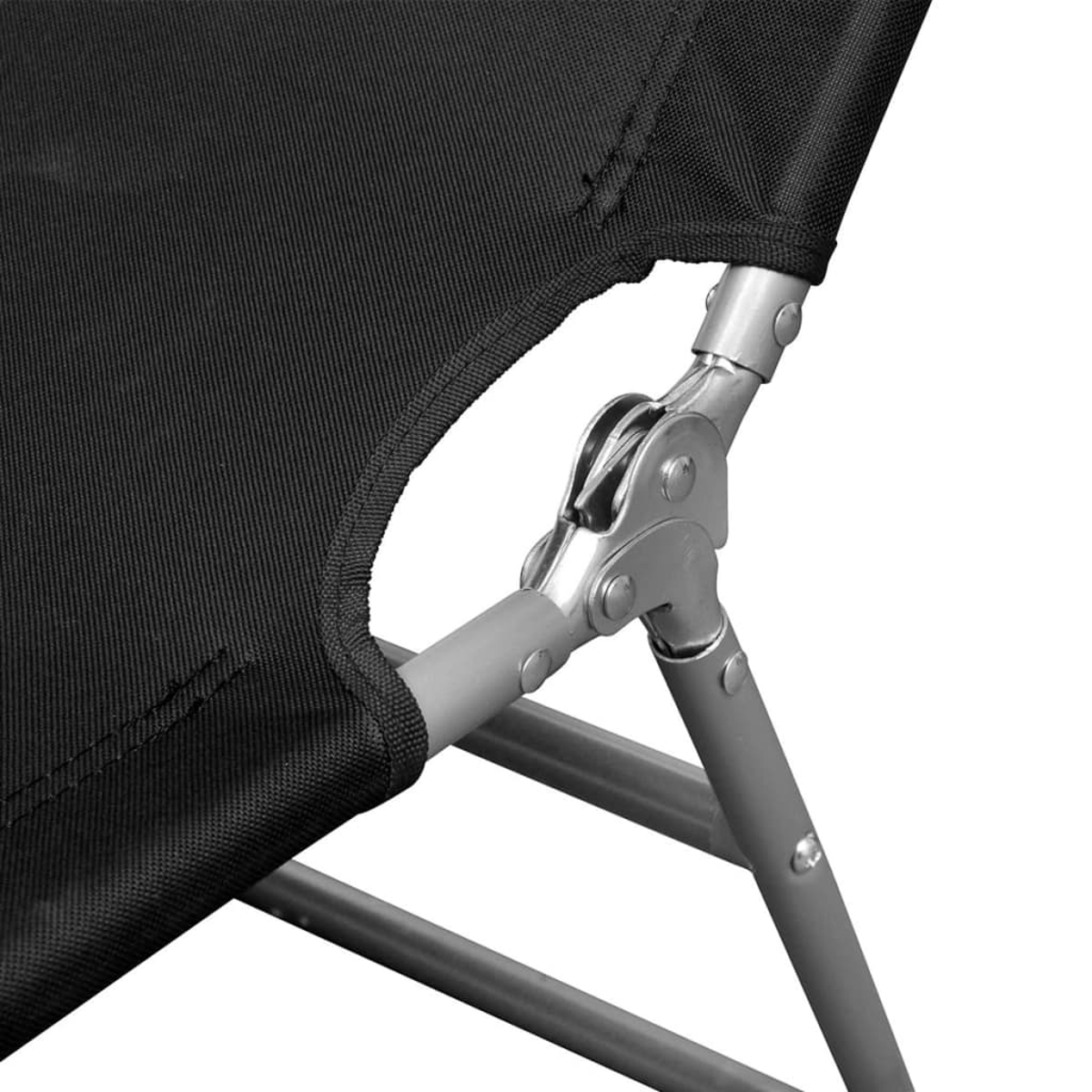Nahaufnahme eines Metallgelenks eines Klappstuhls mit schwarzem Stoff. Der Stuhl ist zusammengeklappt.