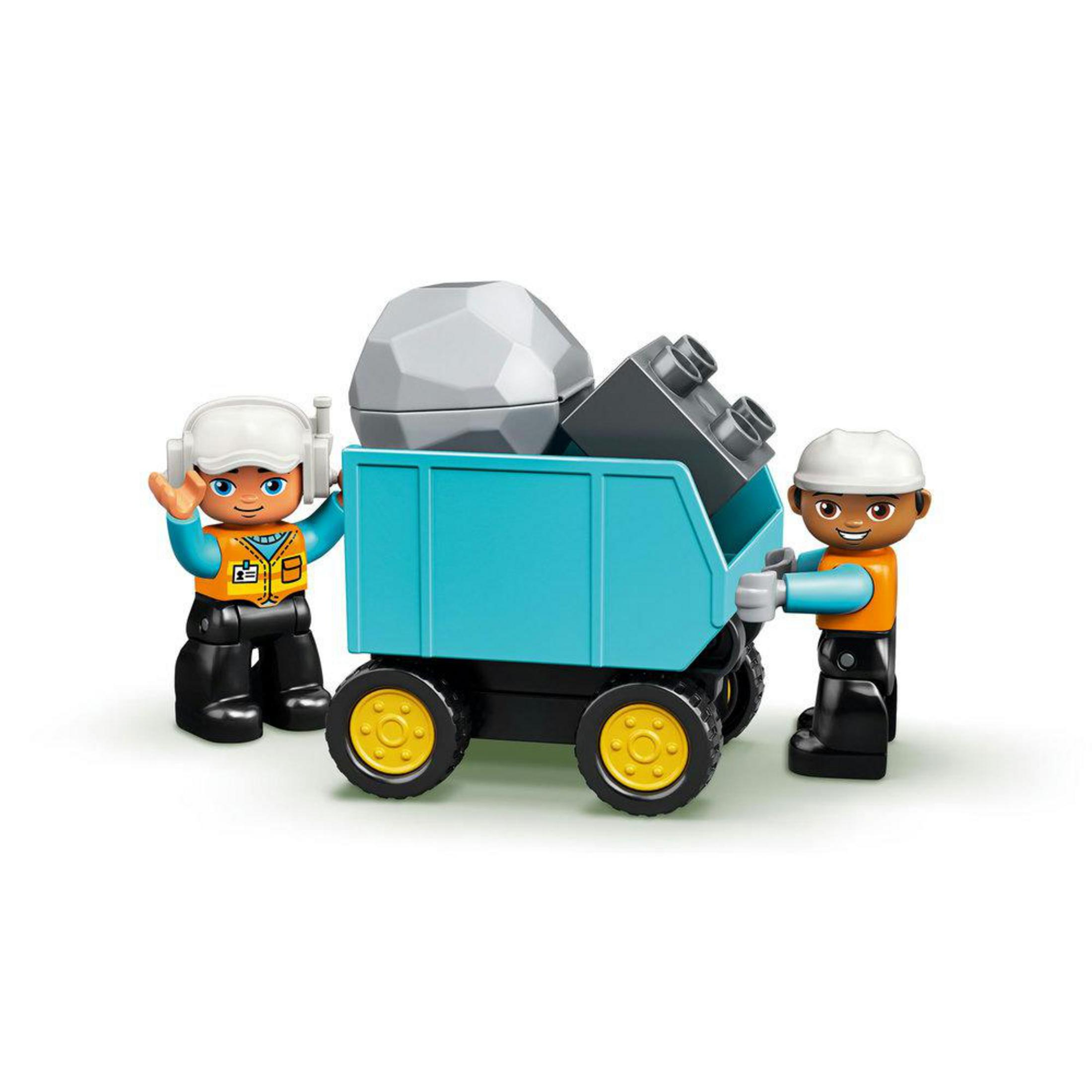 Speelgoed bouwvakkers met een blauwe kar met rotsen en blokken.