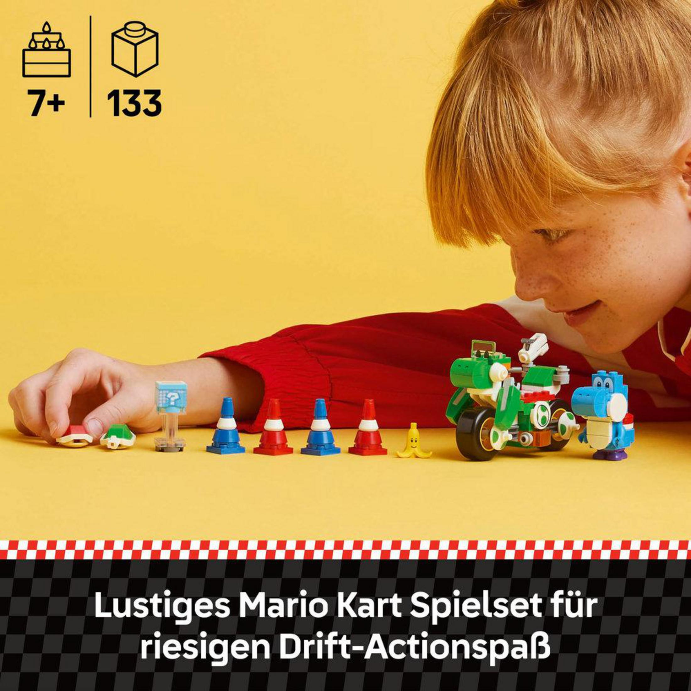 Kind speelt met Lego Super Mario set. Yoshi-fiets, kegels, banaan. Gele achtergrond.