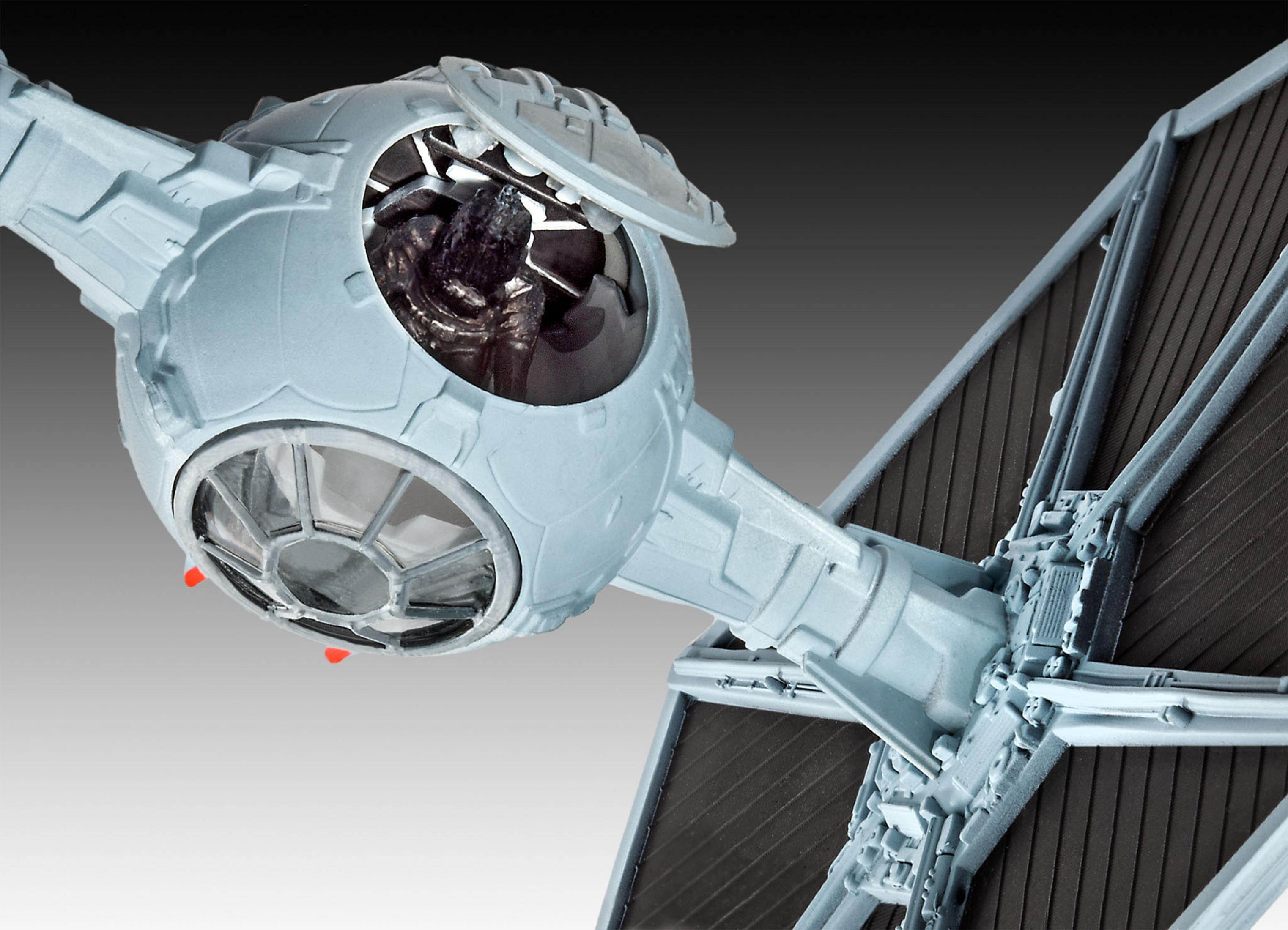 Een lichtblauw TIE-jager model met zwarte vleugels. De cockpit gaat open en toont een figuur.