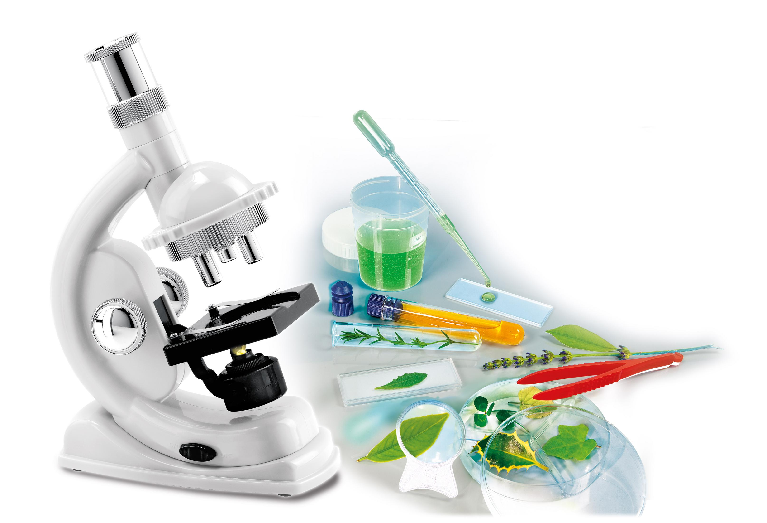 Biały mikroskop ze szkiełkami i narzędziami naukowymi. Jest na białej powierzchni.