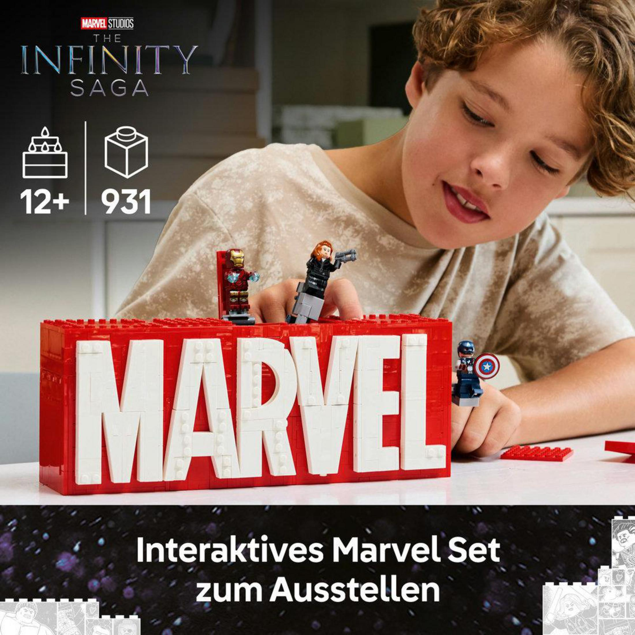 Osoba buduje zestaw Lego Marvel, z napisem MARVEL w dużych czerwonych blokach.