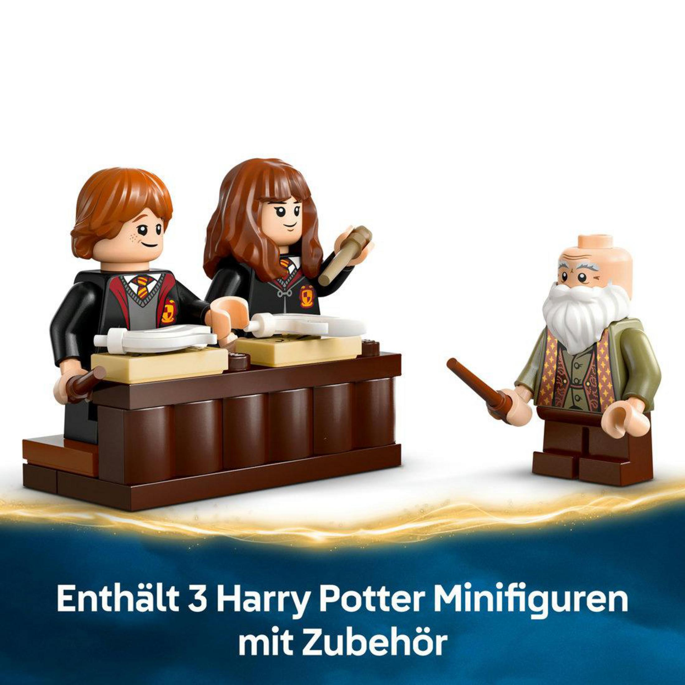 Zestaw LEGO Harry Potter. Minifigurki Rona, Hermiony i Dumbledore'a stoją przy stołach. Białe tło.