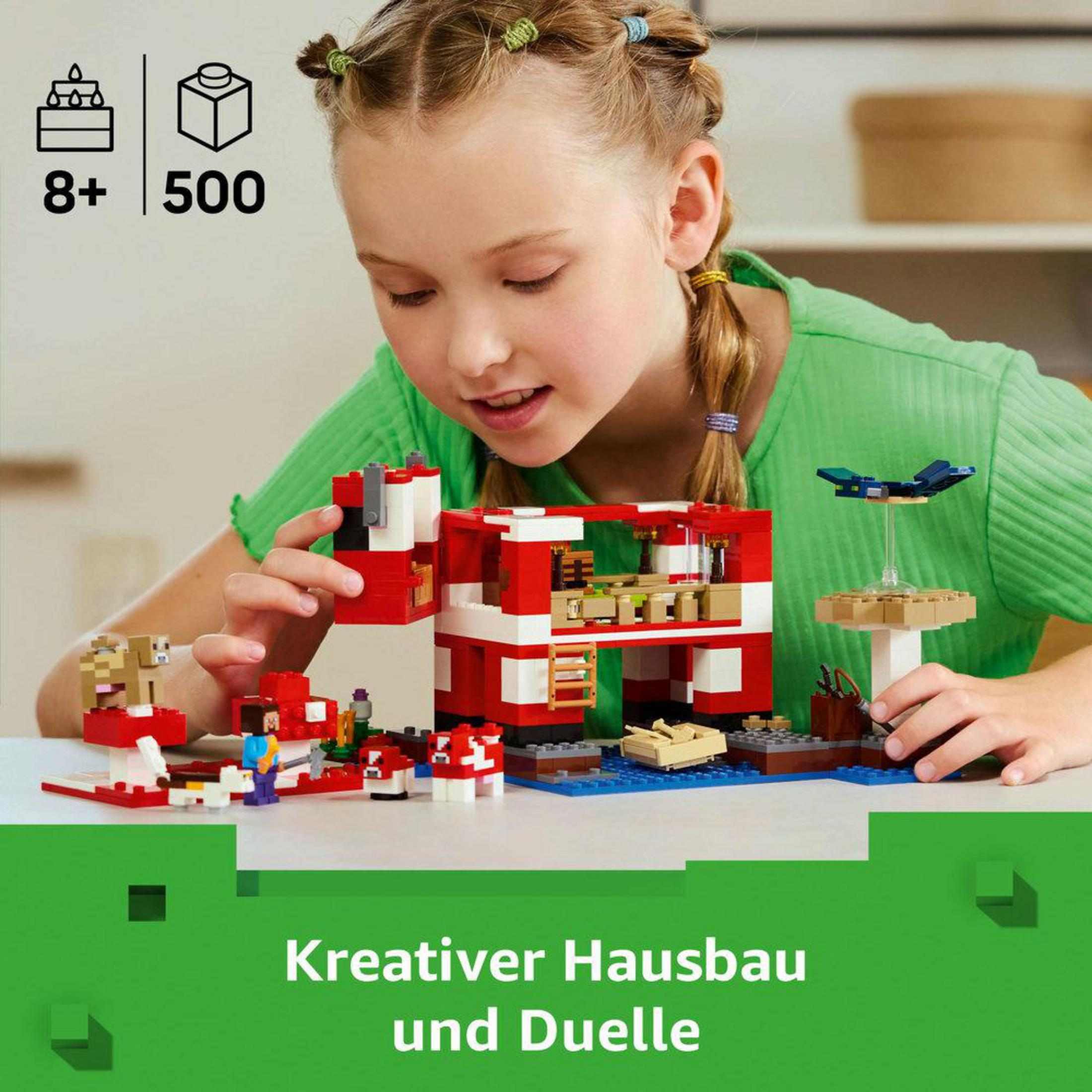 Zestaw Lego Minecraft. Dziecko buduje czerwono-biały dom z grzybami z klocków.