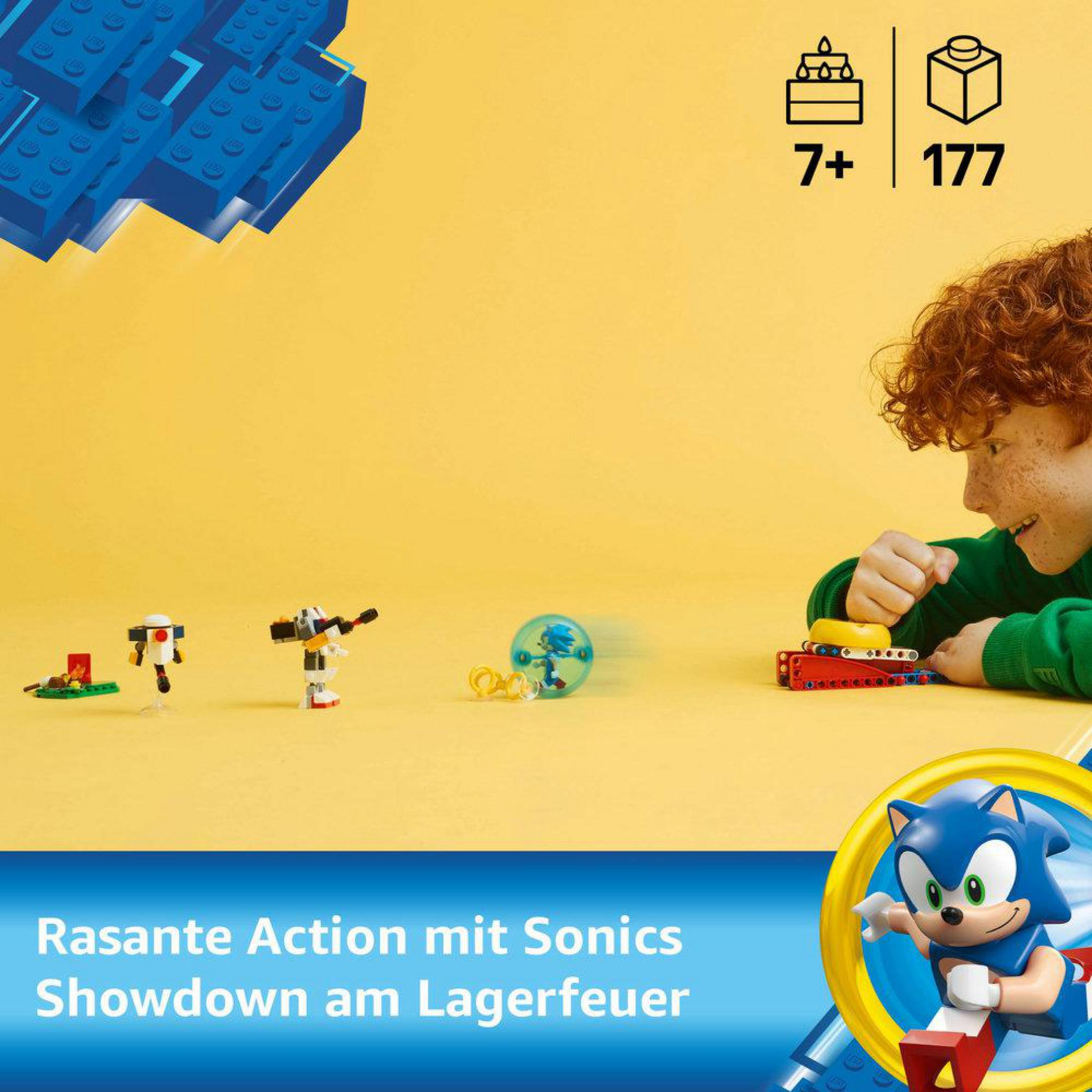 Chłopiec bawi się zestawem Lego Sonic na żółtej powierzchni, prezentując mini-konstrukcje.